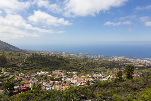 Spanien, Kanarische Inseln, Teneriffa, Blick auf Bergdorf Chirche, Guia de Isora rechts und Porto San Juan - MABF000229