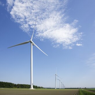 Niederlande, Flevoland, Polderlandschaft mit einer Reihe von großen Windkraftanlagen - HAWF000333