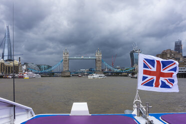 England, London, Southwark, Blick auf die Tower Bridge mit wehendem Union Jack im Vordergund - WEF000158