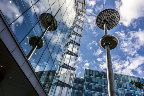 England, London, Southwark, Spiegelung auf der Fassade eines Bürogebäudes am More London Riverside, lizenzfreies Stockfoto