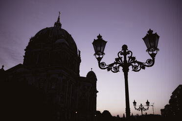 Deutschland, Berlin, Berlin-Mitte, Berliner Dom am Abend - ZMF000308