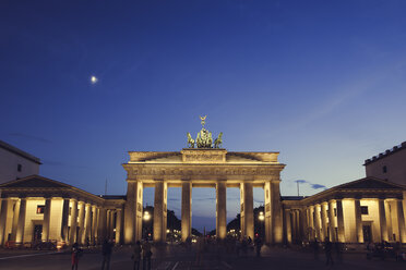 Deutschland, Berlin, Berlin-Mitte, Brandenburger Tor, Blaue Stunde - ZMF000309