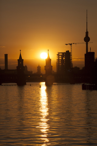 Deutschland, Berlin, Friedrichshain-Kreuzberg, Oberbaumbrücke und Spree, im Hintergrund der Berliner Fernsehturm, bei Sonnenuntergang, lizenzfreies Stockfoto