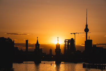 Germany, Berlin, Friedrichshain-Kreuzberg, Oberbaum bridge and Spree river, Berlin TV Tower in the background, at sunset - ZMF000311