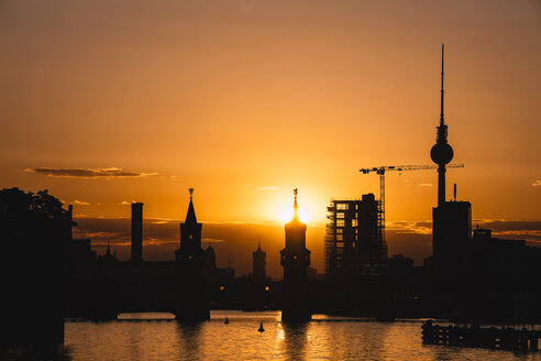 Deutschland, Berlin, Friedrichshain-Kreuzberg, Oberbaumbrücke und Spree, im Hintergrund der Berliner Fernsehturm, bei Sonnenuntergang - ZMF000311