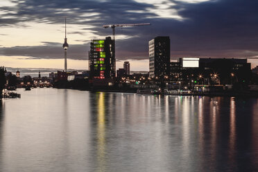 Deutschland, Berlin, Friedrichshain-Kreuzberg, Spree, Berliner Fernsehturm im Hintergrund, in der Abenddämmerung - ZMF000313