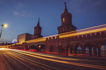 Germany, Berlin, Friedrichshain-Kreuzberg, Oberbaum Bridge, Light Trail - ZMF000314