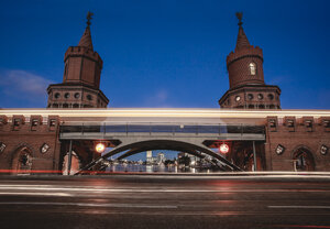 Deutschland, Berlin, Friedrichshain-Kreuzberg, Oberbaumbrücke, Lichtweg - ZMF000315