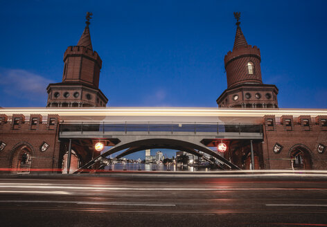 Germany, Berlin, Friedrichshain-Kreuzberg, Oberbaum Bridge, Light Trail - ZMF000315