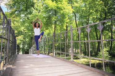 Frau macht Yoga-Übung in einem Park - VTF000307