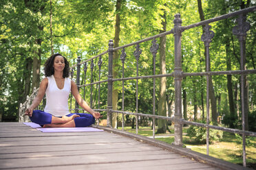 Frau macht Yoga-Übung in einem Park - VTF000306