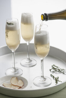 Tablett mit drei Sektflöten Champagner mit Birnenpüree und Thymian - IPF000135