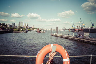 Deutschland, Hamburg, Hamburger Hafen, Lifebelt - KRPF000569