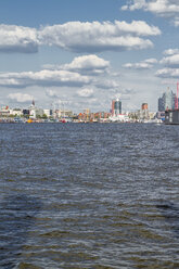 Deutschland, Hamburg, Hamburger Hafen, Elbe und Stadtansicht - KRPF000570