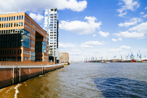 Deutschland, Hamburg, Hamburger Hafen, Modernes Bürogebäude an der Elbe - KRPF000571