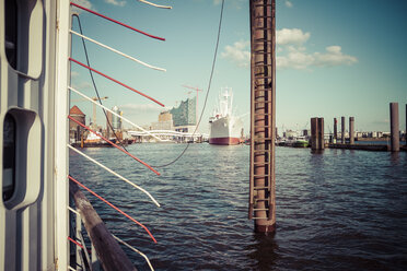 Deutschland, Hamburg, Blick auf den Hafen - KRPF000575