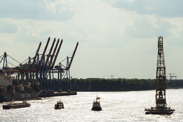 Germany, Hamurg, pontoon crane on River Elbe - KRP000625