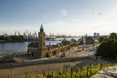 Deutschland, Hamburg, St. Pauli Landungsbrücken - KRPF000595