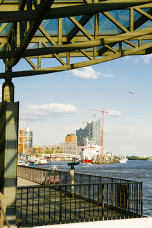 Deutschland, Hamburg, Blick auf den Hafen - KRPF000597