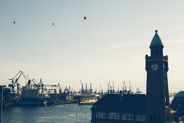 Deutschland, Hamburg, St. Pauli Landungsbrücken am Abend - KRPF000605