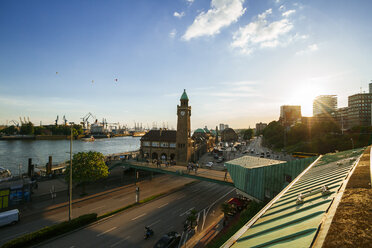 Deutschland, Hamburg, St. Pauli Landungsbrücken bei Sonnenuntergang - KRPF000628