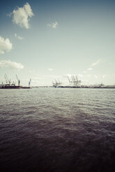 Deutschland, Hamburg, Schiff und Kräne am Containerterminal Tollerort - KRPF000617