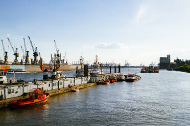 Germany, Hamurg, cranes and towboats in harbor - KRPF000618