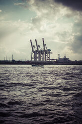 Deutschland, Hamburg, Containerkräne an der Elbe - KRPF000621