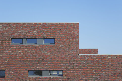 Deutschland, Köln Widdersdorf, Klinkerfassade eines Wohnhauses - GWF003553