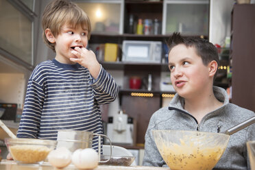 Two brothers baking a cake together at home - MMFF000003