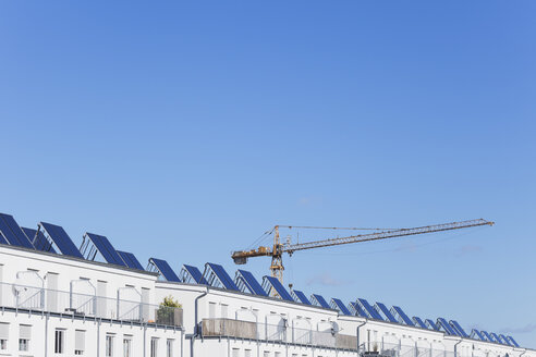Deutschland, Köln Widdersdorf, Sonnenkollektoren auf Dächern von Wohngebäuden - GWF003546