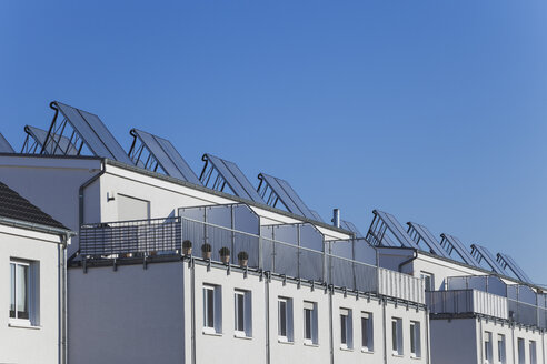 Deutschland, Köln Widdersdorf, Sonnenkollektoren auf Dächern von Wohngebäuden - GWF003571