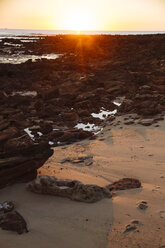 Australien, Westaustralien, Sonnenuntergang an einem Fels- und Sandstrand bei Broome - MBEF001029