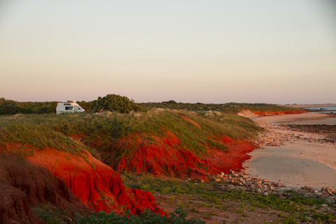 Australien, Westaustralien, Wohnmobil am Strand bei Broome bei Sonnenuntergang, lizenzfreies Stockfoto