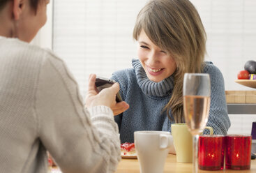 Germany, Berlin, Mother and daughter, using smart phone - MMFF000013