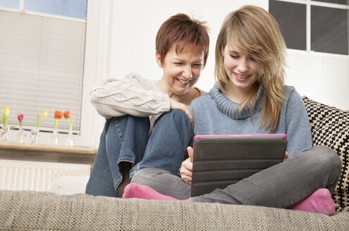 Deutschland, Berlin, Mutter und Tochter mit digitalem Tablet - MMFF000030