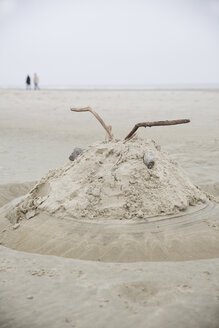 Deutschland, Niedersachsen, Ostfriesland, Langeoog, Sandburg als Alien entstanden - JATF000743