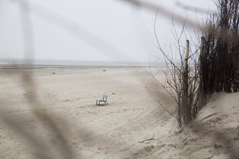 Deutschland, Niedersachsen, Ostfriesland, Langeoog, Stehende Bank am Strand - JATF000742