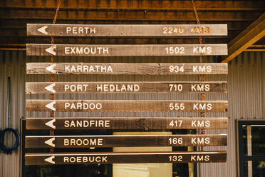 Australien, Westaustralien, Schild am Wilare Bridge Roadhouse - MBEF001054