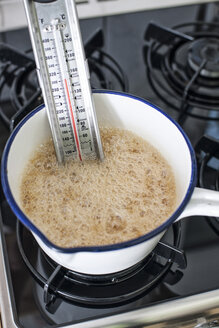 Kochtopf mit Thermometer, Zucker, Honig und Invertzuckersirup zur Herstellung von Turron, erhöhte Ansicht - IPF000138