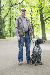 Älterer Mann mit seinem Deutsch-Kurzhaar-Zeiger im Stadtpark - JATF000753