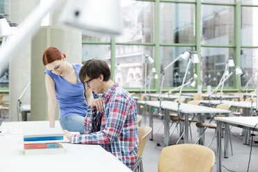 Zwei Studenten lernen in einer Universitätsbibliothek - WESTF019544