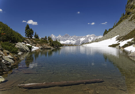 Österreich, Steiermark, Bezirk Liezen, Spiegelsee, Blick auf das Dachsteinmassiv - GF000516