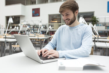 Student mit Laptop in einer Universitätsbibliothek - WESTF019569
