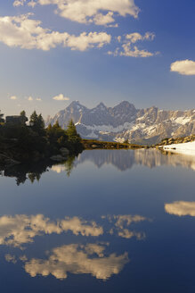 Österreich, Steiermark, Bezirk Liezen, Tauern, Blick zum Dachstein, Spiegelsee - GFF000523