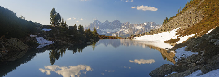 Österreich, Steiermark, Bezirk Liezen, Tauern, Blick zum Dachstein, Spiegelsee - GFF000524