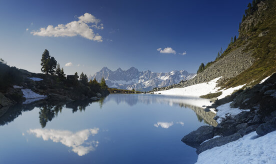 Österreich, Steiermark, Bezirk Liezen, Tauern, Blick zum Dachstein, Spiegelsee - GFF000525