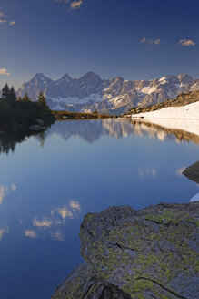 Österreich, Steiermark, Bezirk Liezen, Tauern, Blick zum Dachstein, Spiegelsee - GFF000526