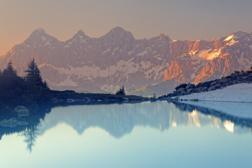 Österreich, Steiermark, Bezirk Liezen, Tauern, Blick zum Dachstein, Spiegelsee am Abend - GFF000527