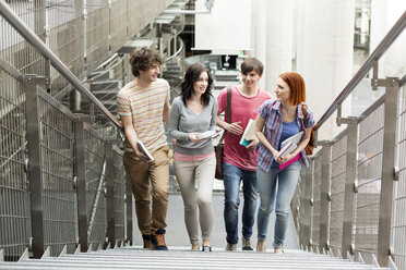 Studenten in einer Universitätsbibliothek, die eine Treppe hinaufgehen - WESTF019613